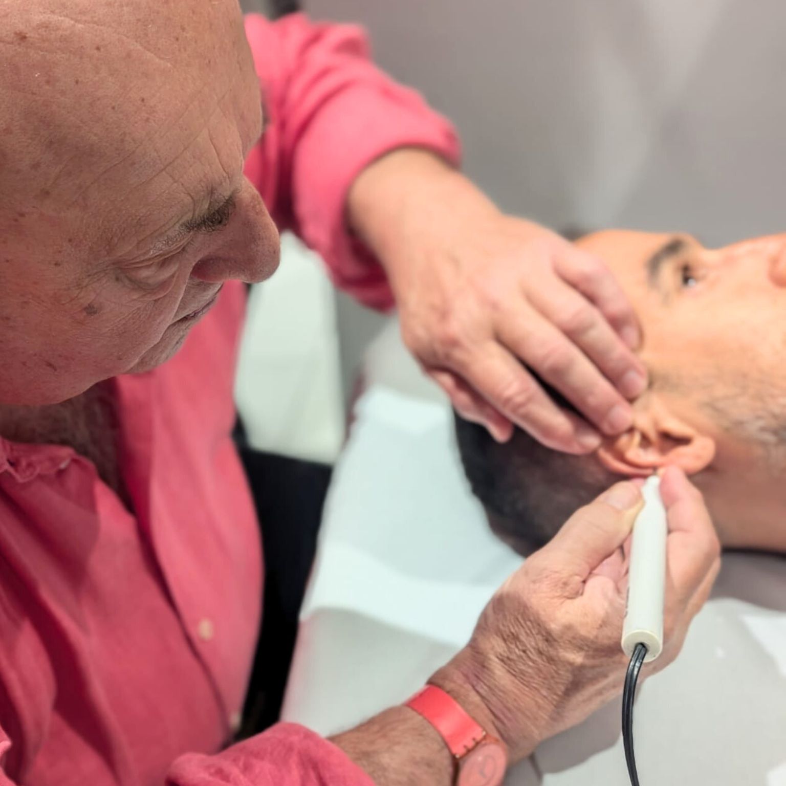 Auricoloterapia pratica in aula con i fisioterapisti